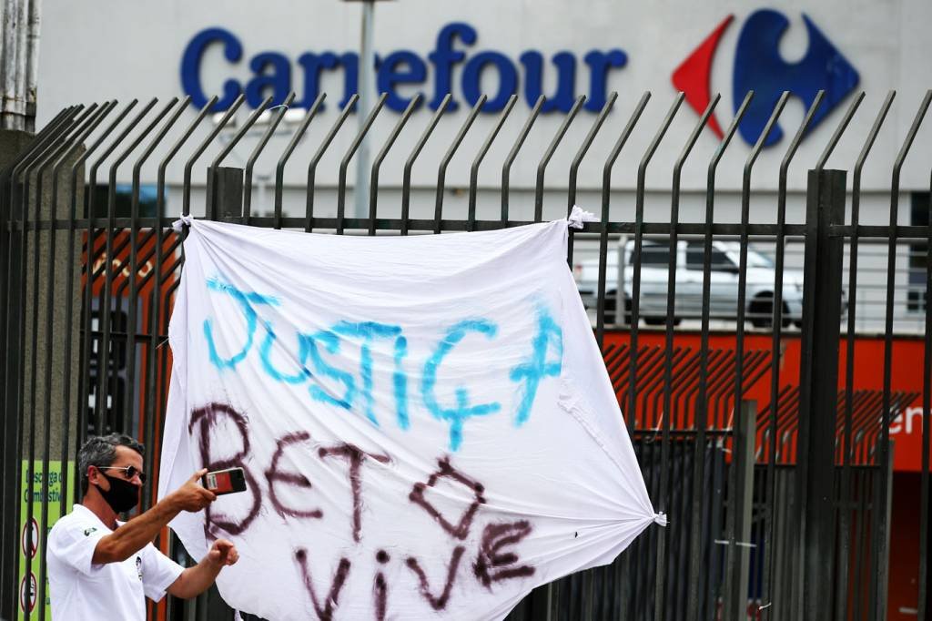 Protesto em frente a loja do Carrefour pela morte de João Alberto Silveira Freitas, na capital gaúcha: não é a primeira vez que a empresa protagoniza um ato de violência (Diego Vara/Reuters)