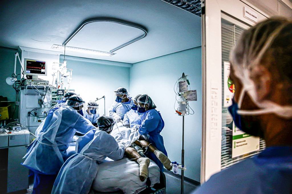 Ala médica de hospital: novembro confirmou que a curva do coronavírus parou de cair no Brasil (Diego Vara/Reuters)