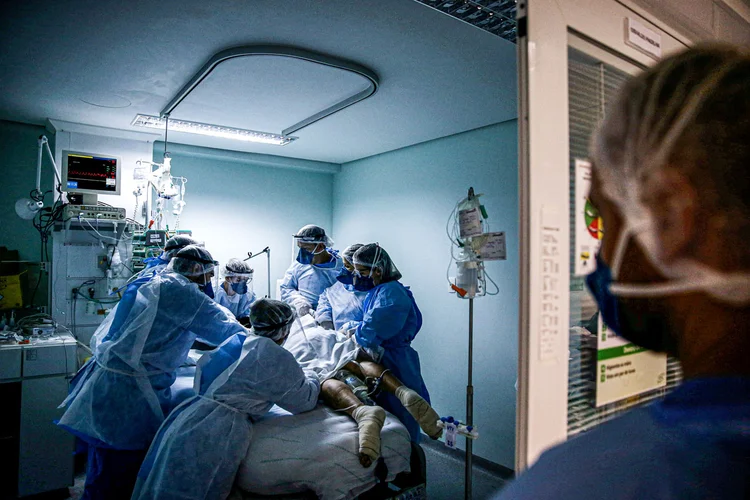 Coronavírus no Brasil: pela primeira vez desde o início da epidemia no País, os números de novos casos e mortes pela covid crescem exponencialmente em todos os Estados (Diego Vara/Reuters)