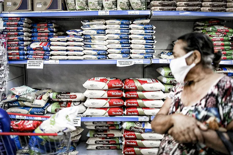 Consumidora em supermercado: inflação superou o centro da meta do Banco Central em 2020 (Pilar Olivares/Reuters)