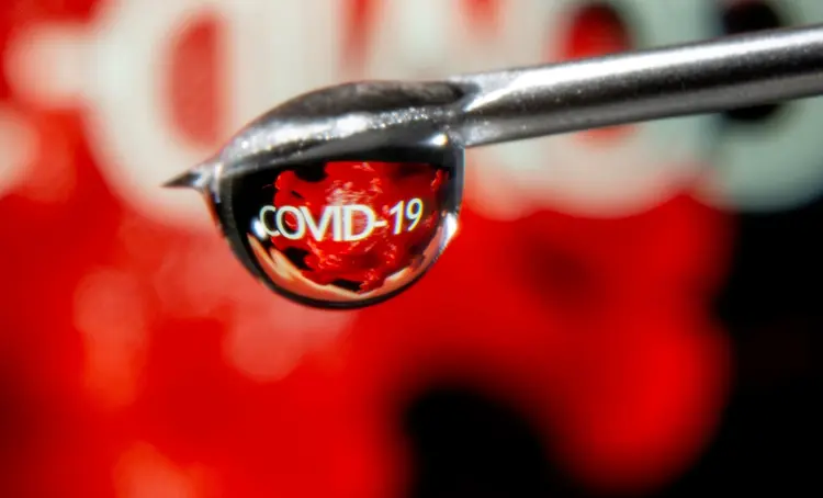 Palavra "Covid-19" refletida em gota que cai de agulha de seringa em foto de ilustração
09/11/2020 REUTERS/Dado Ruvic (Dado Ruvic/Reuters)
