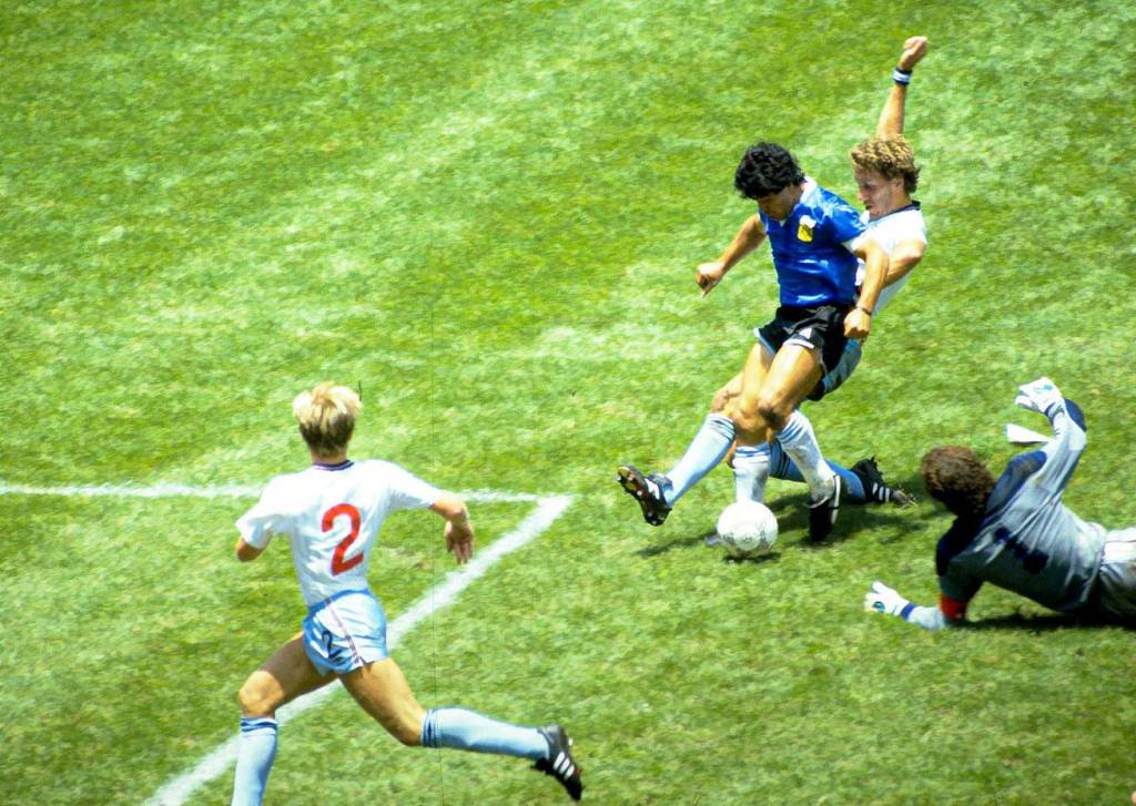 Maradona em gol contra a Inglaterra na Copa de 1986: considerado o "gol do século" (Juha Tamminen/Reuters)