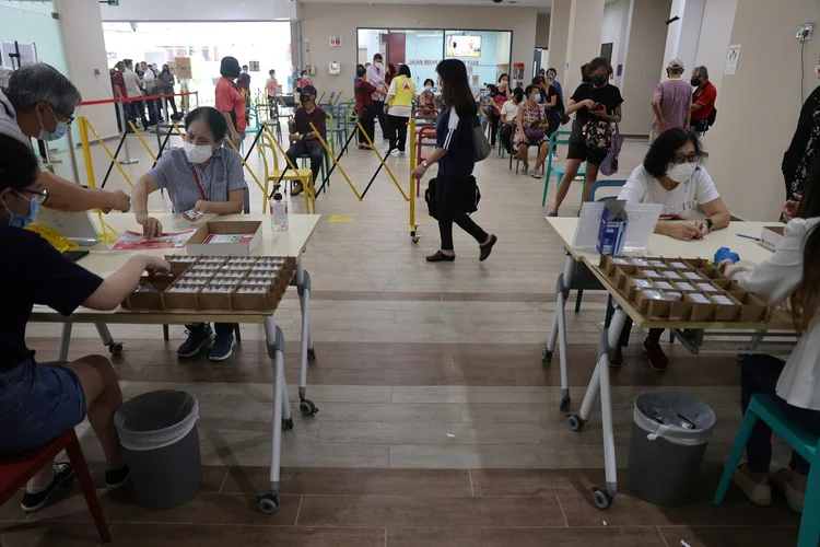 Singapura: "Ainda não se sabe se a presença destes anticorpos em um recém-nascido confere um grau de proteção contra uma infecção de covid-19, muito menos a duração da proteção" (Edgar Su/Reuters)