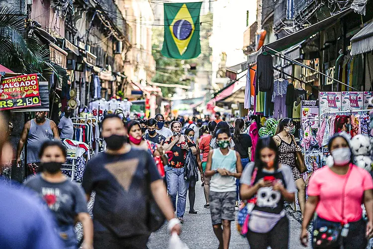 Pandemia: média móvel diária de mortes causadas pelo novo coronavírus no Brasil ficou em 518 nesta segunda-feira, 30 (Bloomberg/Bloomberg)