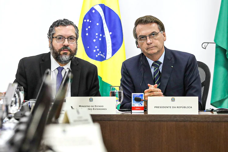 Bolsonaro e Ernesto Araújo durante 
videoconferência dos líderes do G20. (Marcos Corrêa/PR/Flickr)