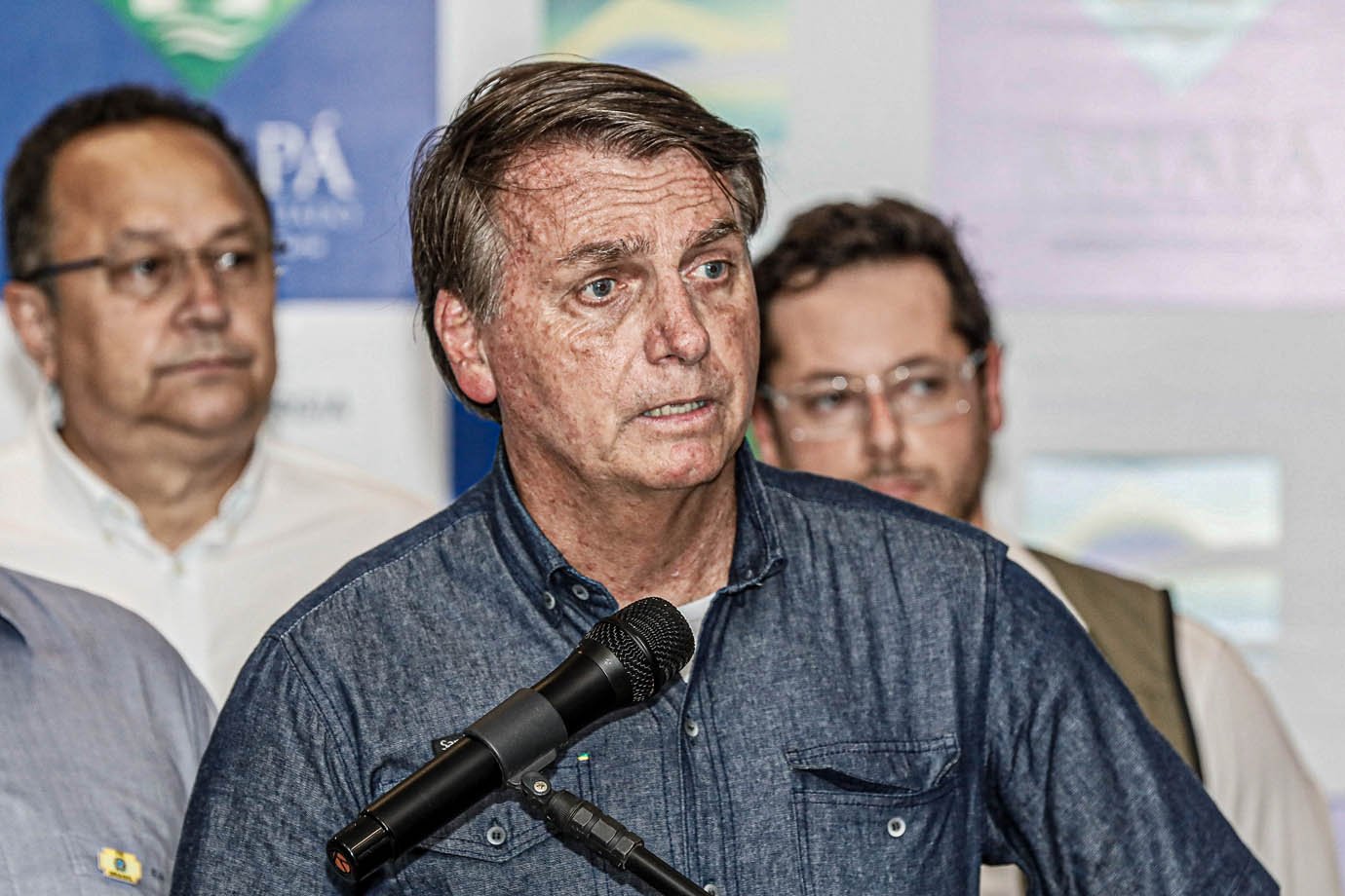 Bolsonaro questiona urna eletrônica e ironiza 'voto por smartphone'