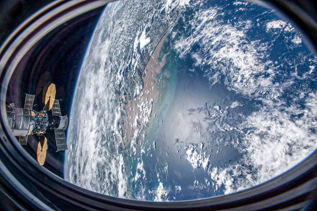 Foto foi tirada de uma janela do veículo SpaceX Crew Dragon enquanto a Estação Espacial Internacional orbitava sobre o Oceano Atlântico próximo à costa do Brasil perto da foz do Rio Amazonas (Nasa/Divulgação)