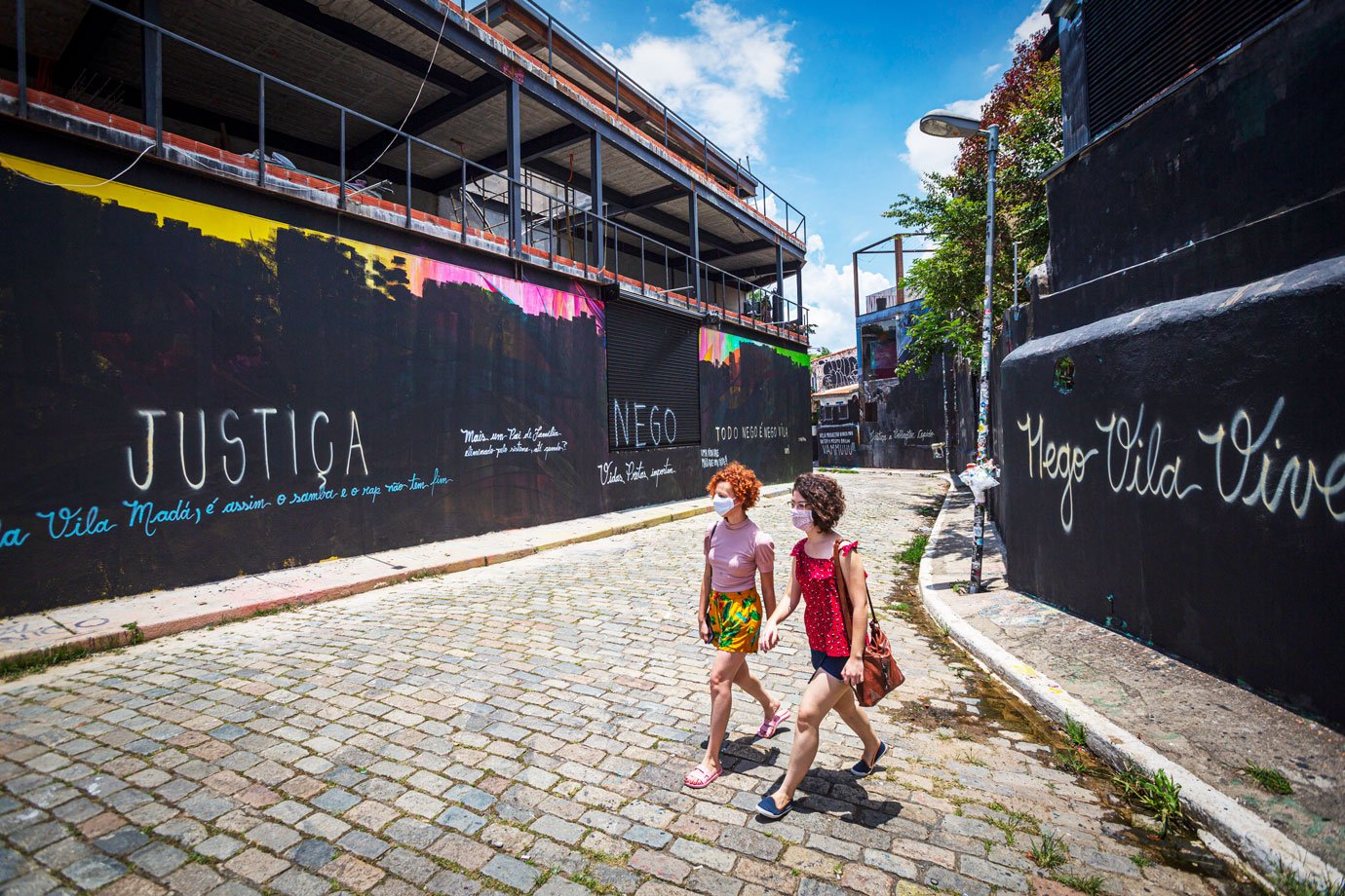 Beco do Batman amanhece pintado de preto após artista ser morto por PM