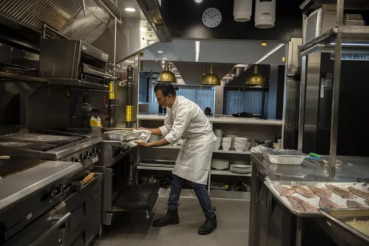 Sash Simpson prepara comida em seu restaurante em Toronto  (Kiana Hayeri/The New York Times)