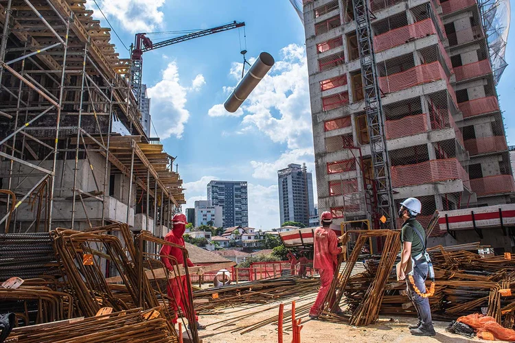 Operários em obra da incorporadora Idea!Zarvos no bairro da Vila Madalena, em São Paulo (Germano Lüders/Exame)