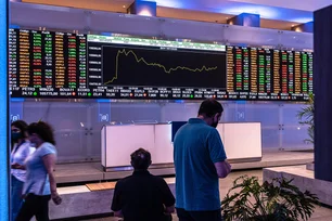 Imagem referente à matéria: Ibovespa cai de volta aos 158 mil pontos com pressão dos juros
