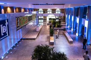 Ibovespa hoje: acompanhe o movimento da bolsa e dólar nesta segunda-feira, 15