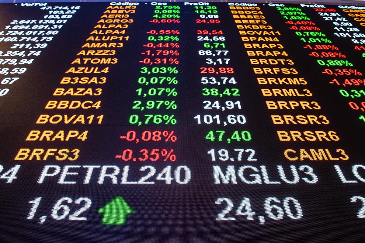 Magalu, Positivo, IRB: as 10 maiores altas e baixas do Ibovespa em agosto