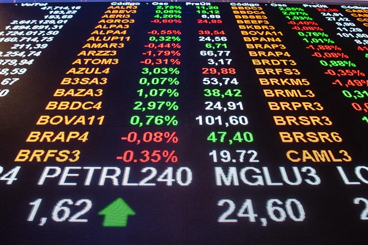 Painel com cotações na bolsa brasileira, a B3: Cielo (CIEL3) liderou as altas do índice no ano (Germano Lüders/Exame)