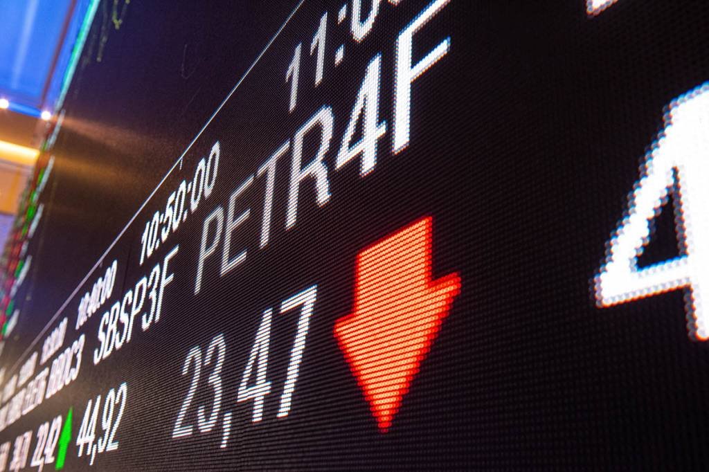 Painel de cotações da B3: Petrobras (PETR4) encerra o dia em queda após apresentar plano estratégico (Germano Lüders/Exame)