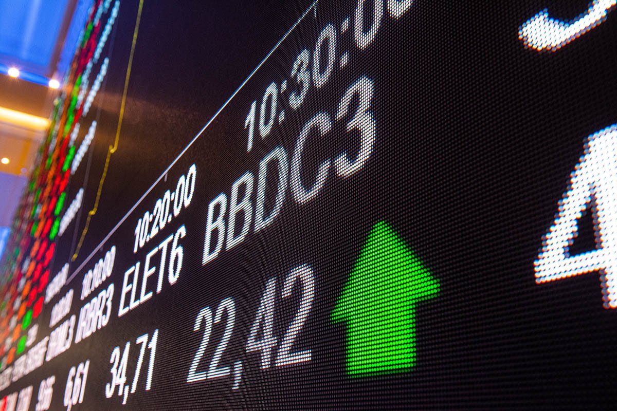 Ibovespa fecha acima dos 121 mil pontos e sobe 2% na semana