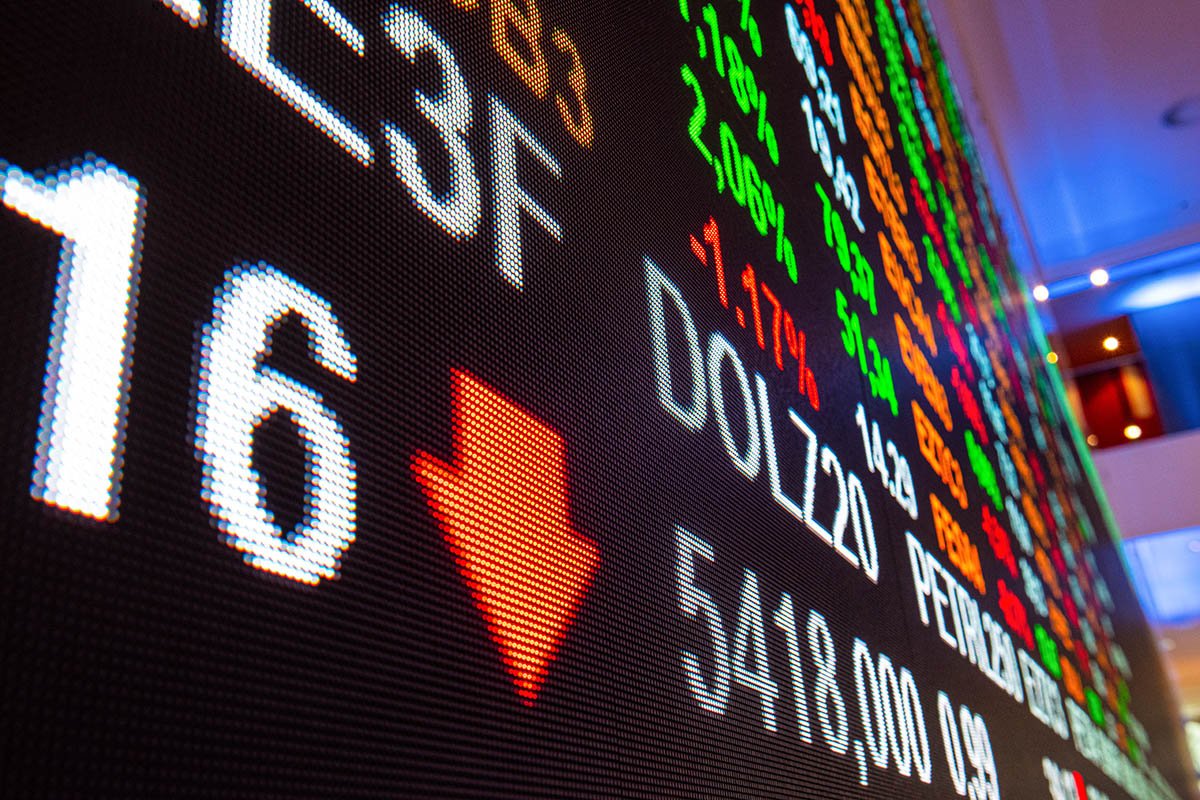 Ibovespa é derrubado pela inflação e fecha semana em queda de 2,6%