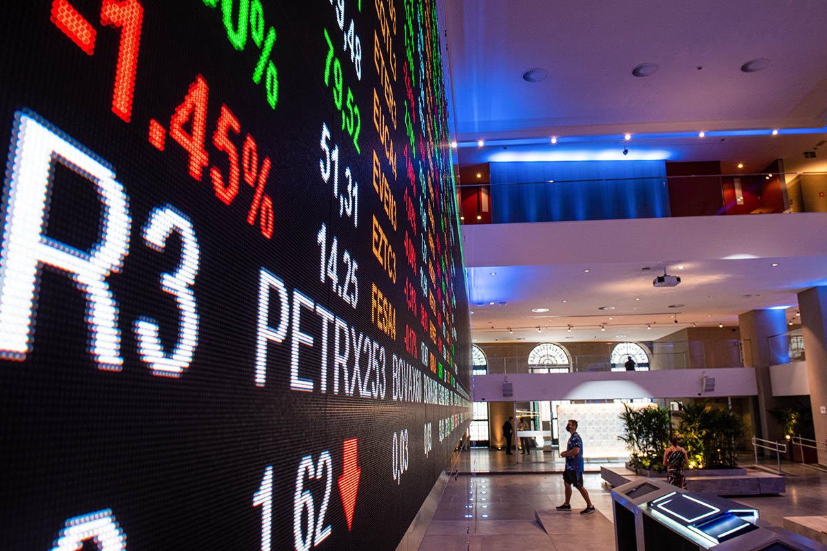 Ibovespa sobe com NY e volta aos 130 mil pontos; Embraer dispara 15%