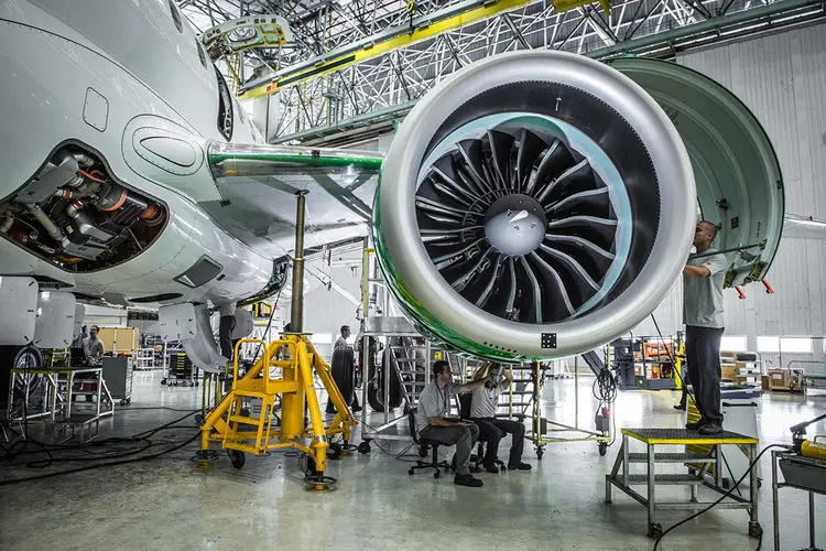 Linha de produção da Embraer em São José dos Campos, no interior de São Paulo | Foto: Germano Lüders/EXAME (Germano Lüders/Exame)