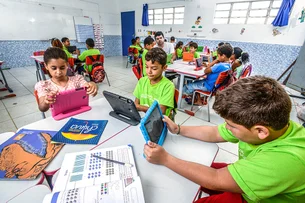 MEC define regras para alunos com deficiência e problemas de saúde usarem celular na escola