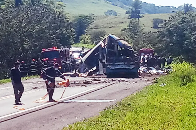 Grave acidente entre um ônibus e um caminhão provocou ao menos 40 mortes e deixou outras 12 pessoas gravemente feridas na manhã desta quarta-feira (25), na Rodovia Alfredo de Oliveira Carvalho, entre Taguaí e Taquarituba, na região de Avaré, no interior de São Paulo. 25/11/2020  (ADEMILSON TICO/FUTURA PRESS/Estadão Conteúdo)