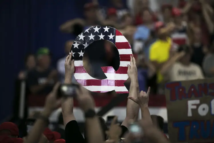 QAnon: movimento ganhou força em 2020, principalmente com o crescimento das redes sociais (Bloomberg/Getty Images)