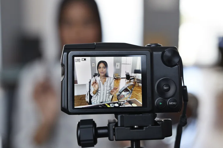 A forma como nos apresentamos ao mundo influencia diretamente as oportunidades que atraímos e os relacionamentos que construímos (gettyimages/Getty Images)