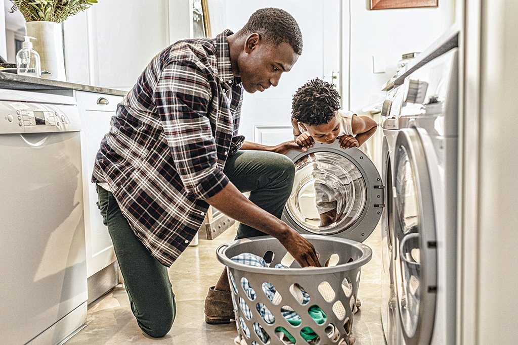 Lavagem sustentável: OMO dá dicas do que levar em conta na hora de comprar sabões e amacientes (Agência/Getty Images)