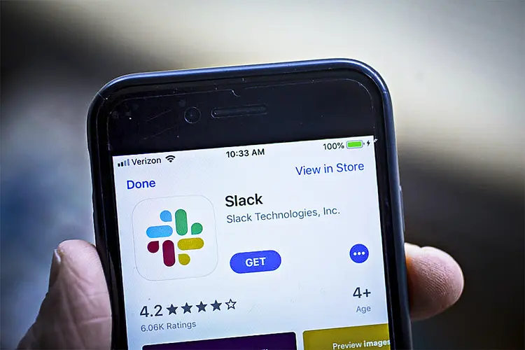 A plataforma Slack é usada para comunicação corporativa em ambientes de trabalho e permite chats individuais ou conversas em grupo (Bloomberg/Getty Images)