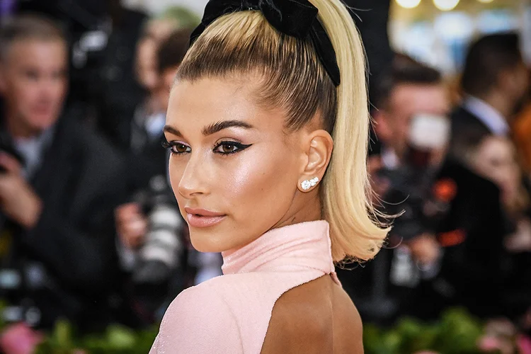 Hailey Bieber no Met Gala de 2019  (Dimitrios Kambouris/Getty Images)