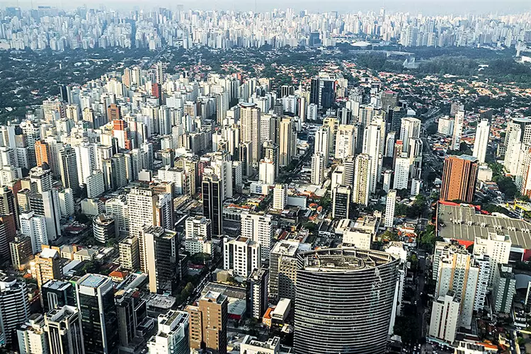 SAO PAULO, BRAZIL - 2018/04/25: Aerial view of the city of Sao Paulo, Brazil - dense populated neighborhood - Itaim Bibi district, Credit Suisse building in foreground -  mixed with green upper-class area in background (Jardins district ) and Ibirapuera Park at right. (Photo by Ricardo Funari/Brazil Photos/LightRocket via Getty Images) (Ricardo Funari/Brazil Photos/LightRocket/Getty Images)