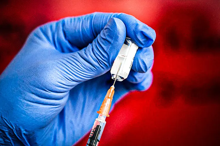 Dois dias após Pfizer, Rússia diz que vacina contra covid é 92% eficaz (Bloomberg / Colaborador/Getty Images)