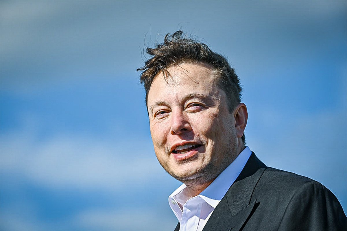 Pelo Twitter, Elon Musk convita Putin para uma conversa no Clubhouse