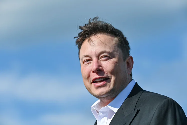 Elon Musk: bilionário ganhou 15 bilhões de dólares após sucesso da tesla (picture alliance / Colaborador/Getty Images)