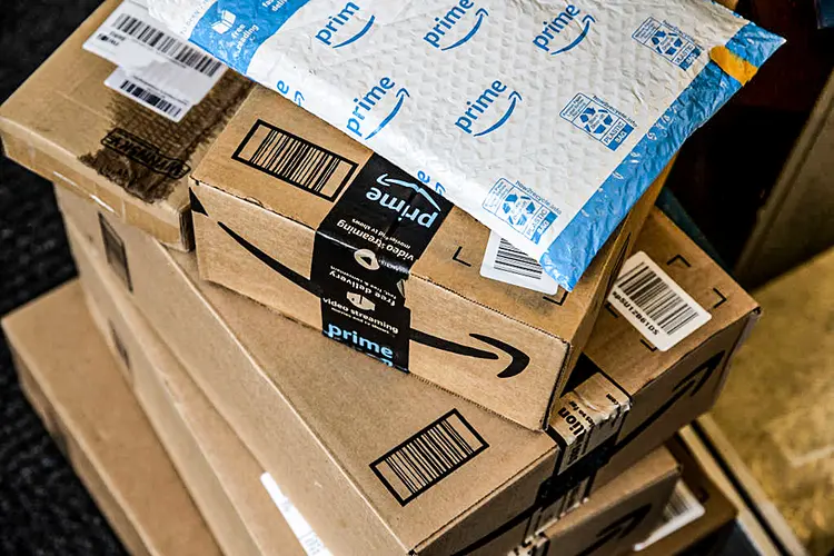 Amazon: Aumento nas vendas tem gerado demanda fora do padrão por embalagens de papel ondulado (Bloomberg / Colaborador/Getty Images)
