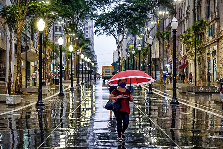 Pedestres se protegem da chuva no centro de São Paulo, no Brasil, em 18 de novembro de 2020.  (Cris Faga / NurPhoto/Getty Images)