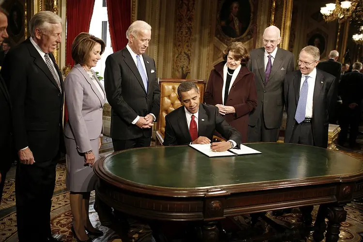 Obama na posse em 2009, ao lado de Biden e de George W. Bush: ex-presidente lança livro de memórias (Charles Ommanney/Getty Images)