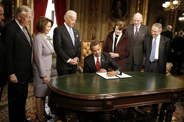 Obama na posse em 2009, ao lado de Biden e de George W. Bush: ex-presidente lança livro de memórias (Charles Ommanney/Getty Images)