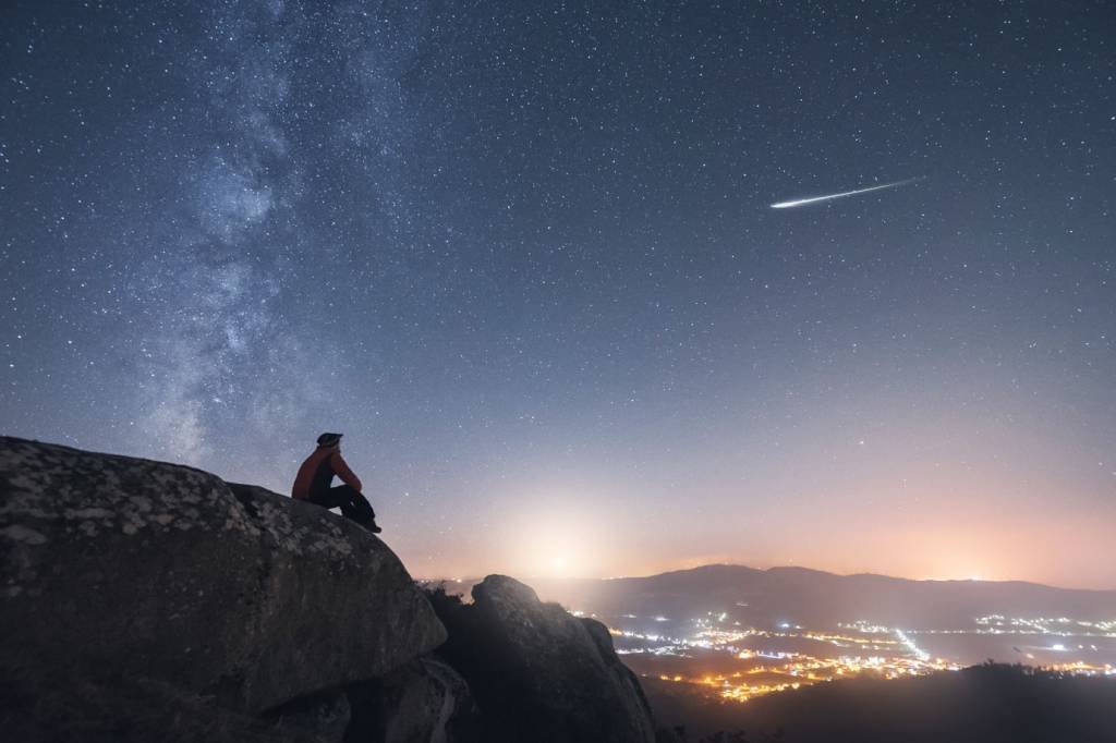 Chuva de meteoros Leonídeos estará presente no céu entre os dias 6 e 30 de novembro, com pico esperado para o dia 17 (Carlos Fernandez/Getty Images)