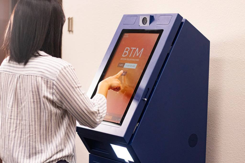Carrefour instala novos caixas eletrônicos de bitcoin e criptomoedas em supermercados no Brasil