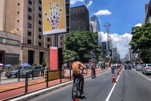 track cycle;  Paulista Avenue;  Sunday;  signals;  pedestrians