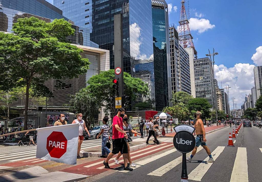 Pedestres na avenida Paulista, em São Paulo: com a pandemia, brasileiros alteram a sua lista de prioridades financeiras | Foto: Germano Lüders/EXAME (Germano Lüders/Exame)