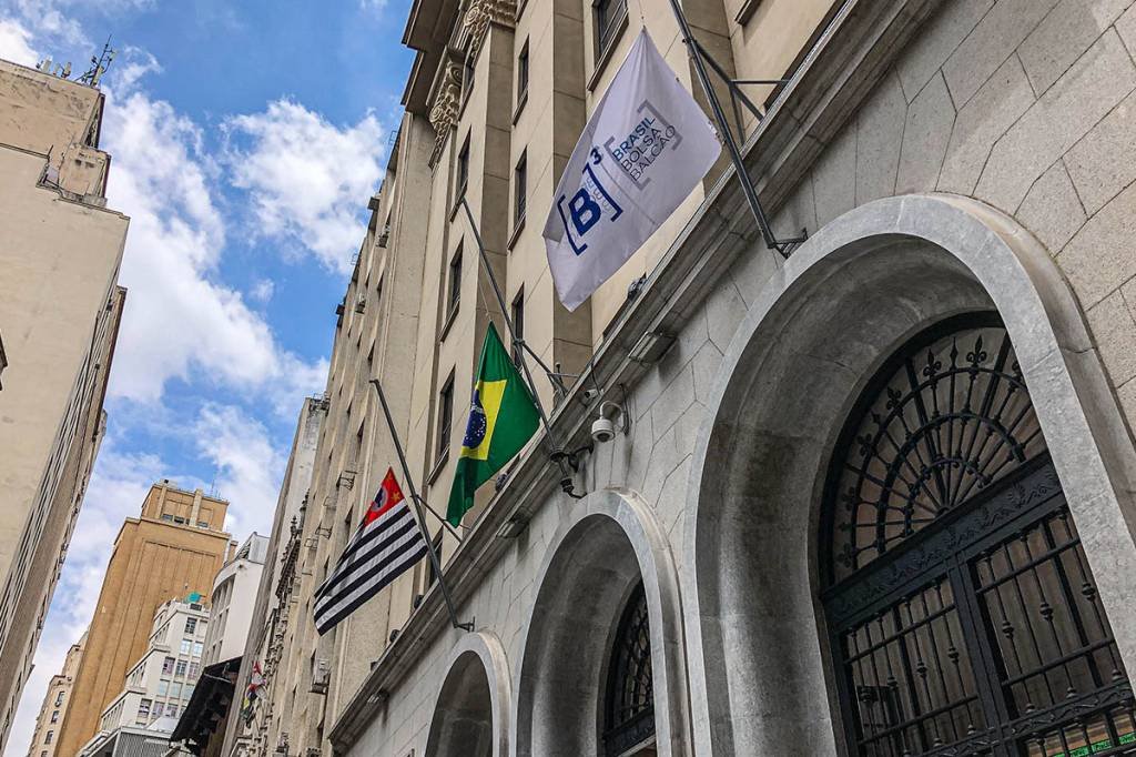 Prédio da B3, em São Paulo: ingresso de novos investidores na bolsa alavanca resultado de empresas como a XP (Germano Lüders/Exame)