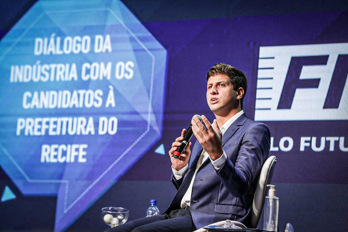 João Campos mantém liderança com 76% das intenções de voto em Recife, aponta pesquisa Quaest