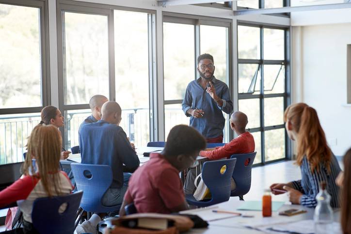 Movimento reúne artistas para engajar jovens na profissão professor