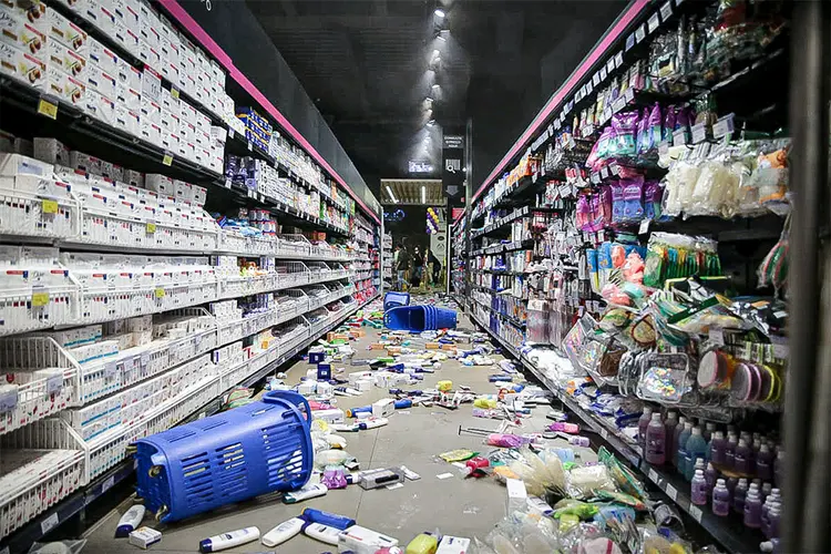 Carrefour: unidade do supermercado em São Paulo foi tomada por manifestantes.  (Leo Orestes/Reprodução)