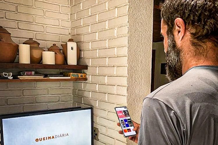 Lar.app: morador usa aplicativo d exercícios Queima Diária (Lar.app/Divulgação)