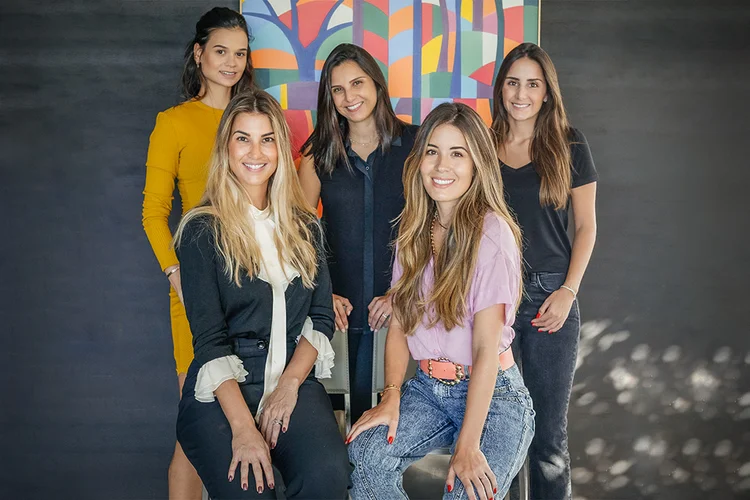 Fundadoras do NOBZ: da esquerda para a direita, sentadas, Bruna Soares e Raquel Mattar; em pé, Júlia Salvador, Nathalia Faria e Luiza Faria (Pri Oliveira Fotografia/Divulgação)