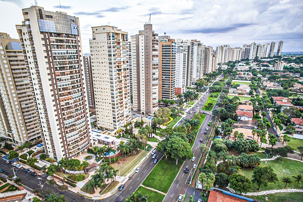 Ribeirão Preto proíbe circulação de pessoas e fecha supermercados