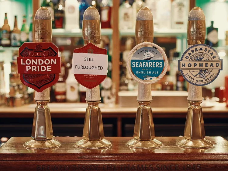 Torneiras de cerveja do pub Euston Flyer, em Londres (Ben Quinton/The New York Times)